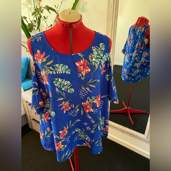Tops - (💰$3 for $15) Size 18 Crossroads Cold shoulder top, blue with red floral print